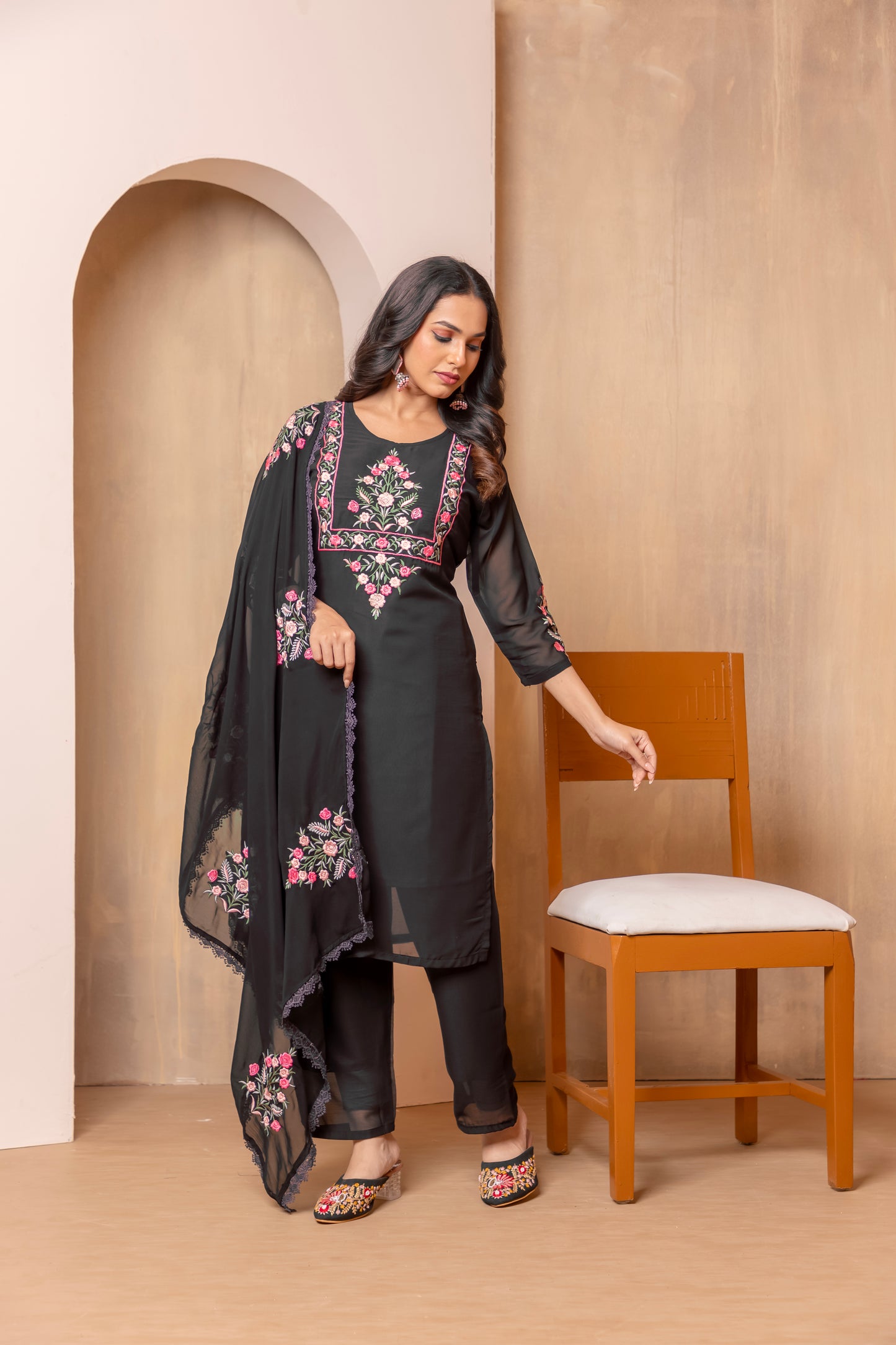 Stylish Black Embroidered Kurta Set with Dupatta β Floral Design for Elegant Look