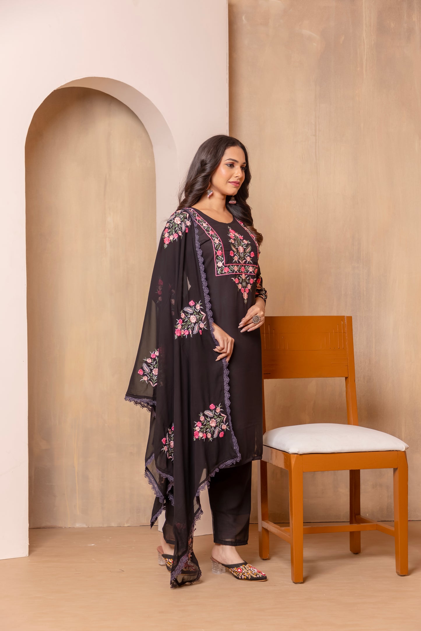Stylish Black Embroidered Kurta Set with Dupatta β Floral Design for Elegant Look