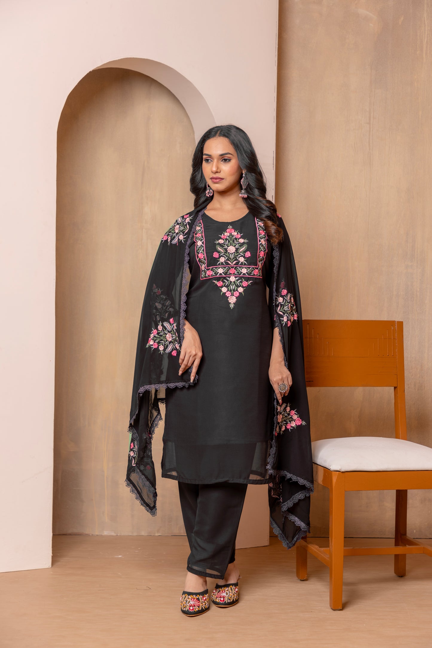 Stylish Black Embroidered Kurta Set with Dupatta β Floral Design for Elegant Look