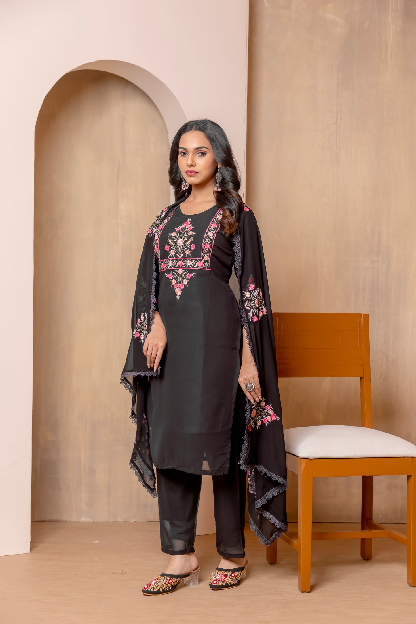 Stylish Black Embroidered Kurta Set with Dupatta β Floral Design for Elegant Look