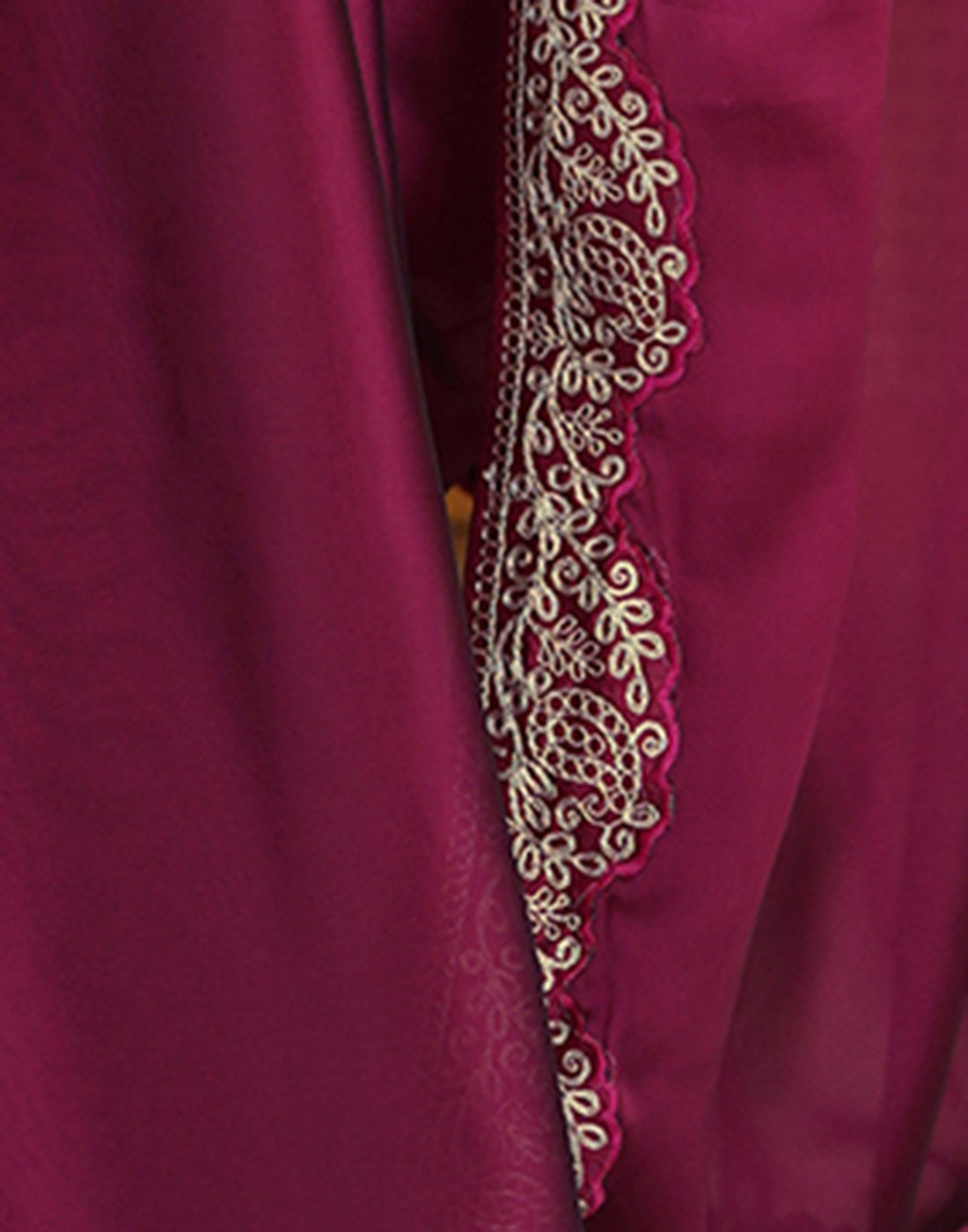 Magenta Silk Saree with Lace Work and Matching Blouse Piece