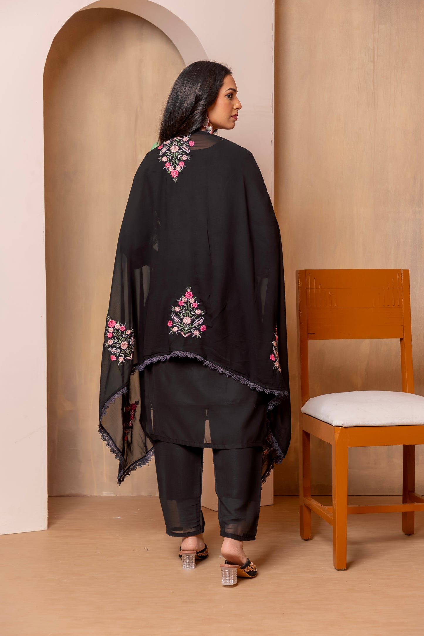 Stylish Black Embroidered Kurta Set with Dupatta – Floral Design for Elegant Look