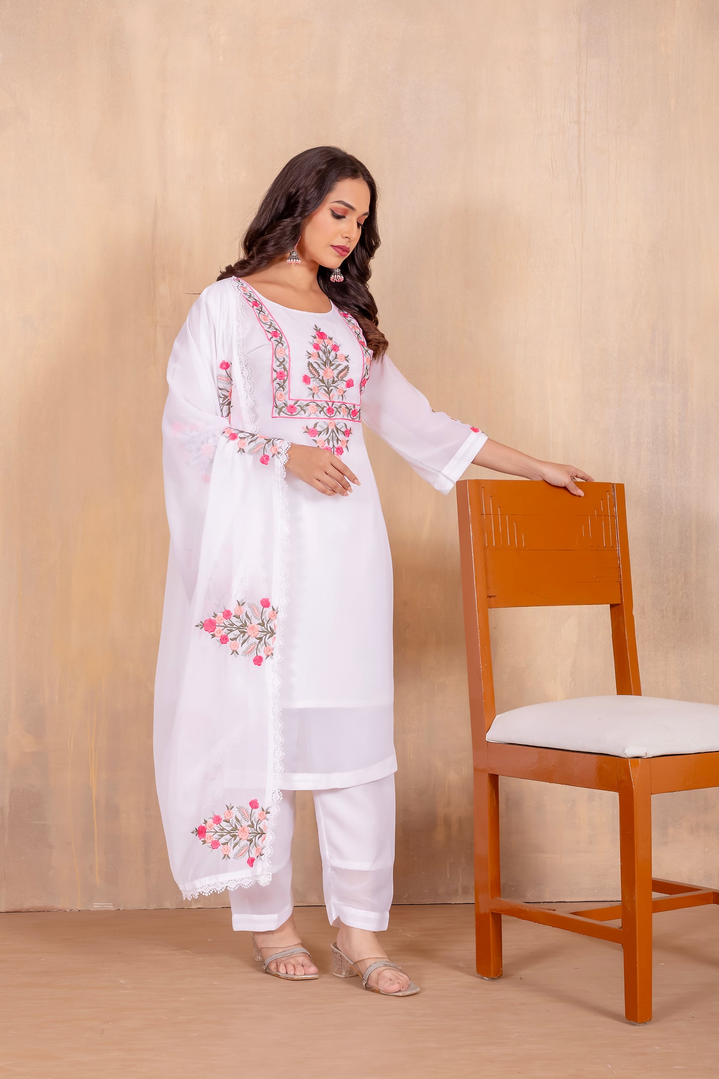 Stylish White Embroidered Kurta Set with Dupatta – Floral Design for Elegant Look