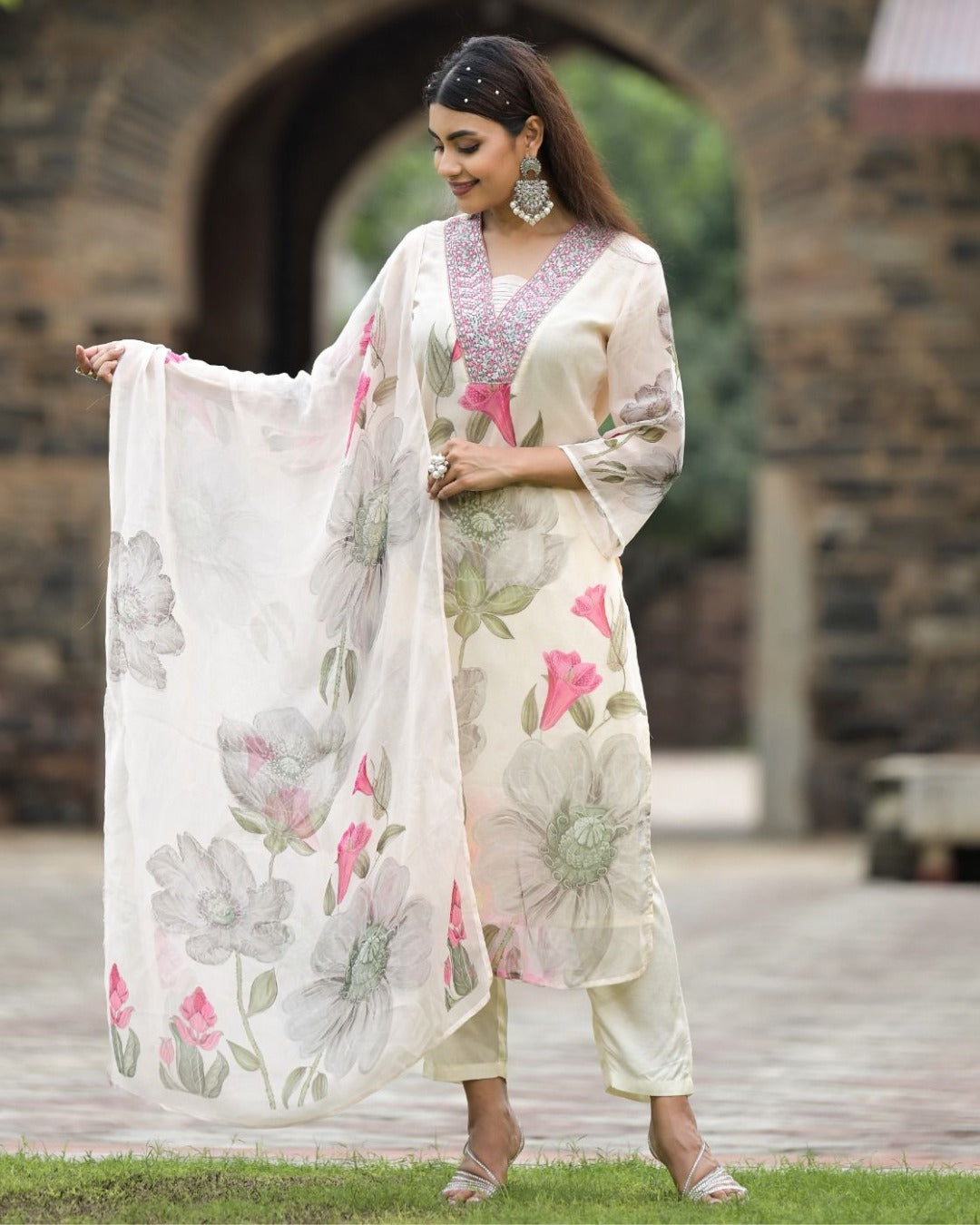 Chic White Floral Print Kurta Set with Dupatta – Embroidered Neckline Ethnic Suit