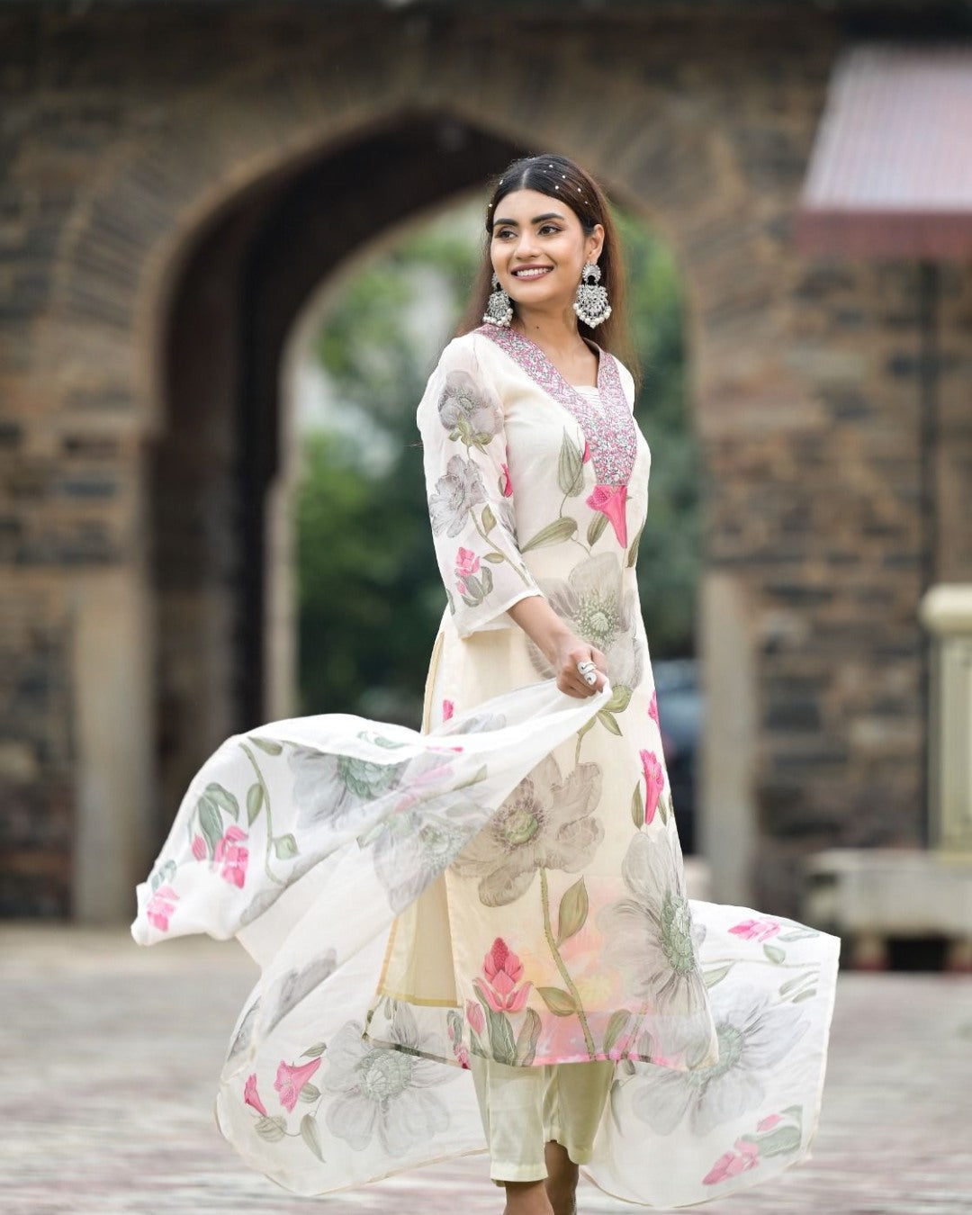 Chic White Floral Print Kurta Set with Dupatta – Embroidered Neckline Ethnic Suit