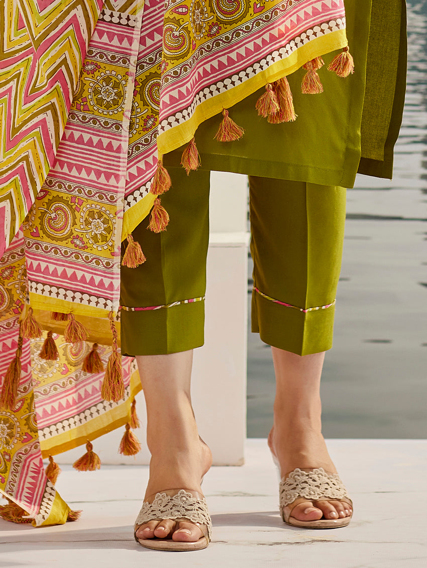Elegant Mehendi Green Muslin Cotton Kurta Set with Dupatta