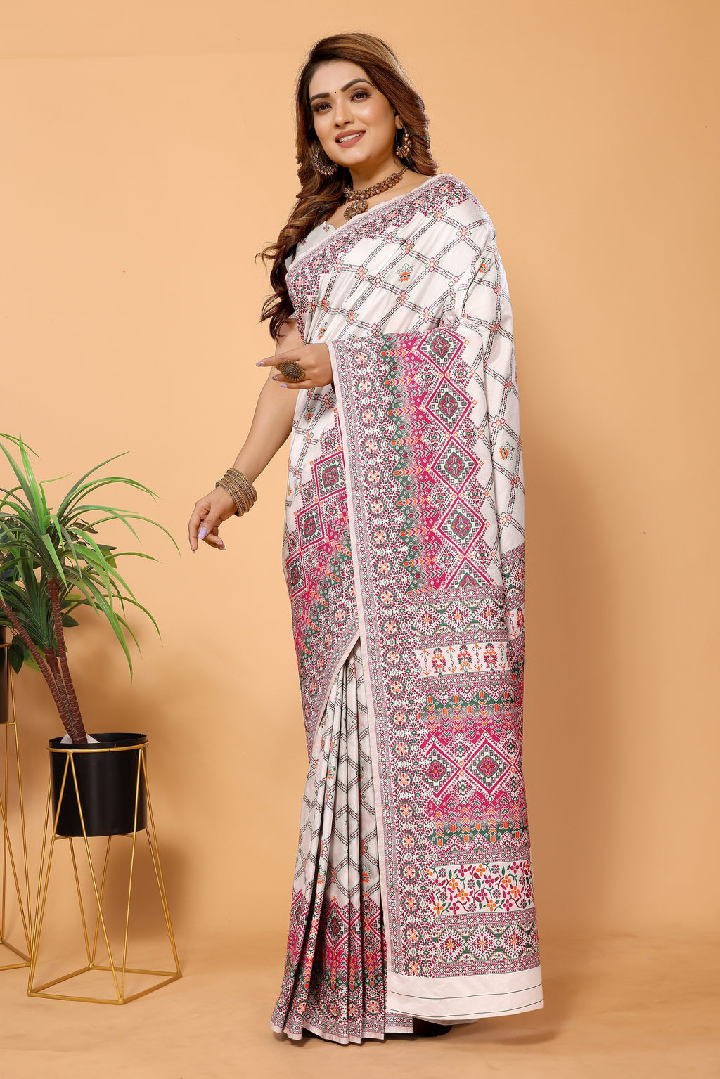 Elegant White & Maroon Pashmina Kashmiri Jacquard Silk Saree: Classic Sophistication