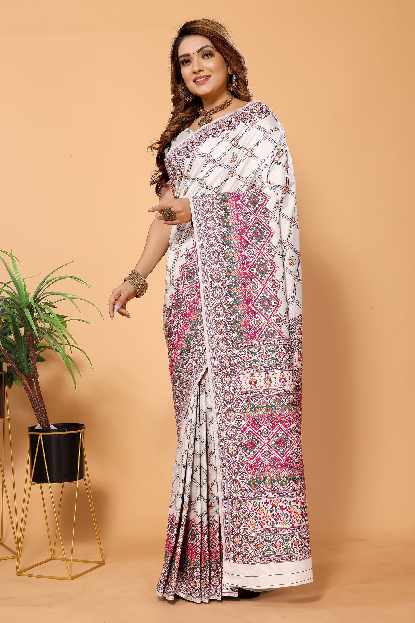 Elegant White & Maroon Pashmina Kashmiri Jacquard Silk Saree: Classic Sophistication
