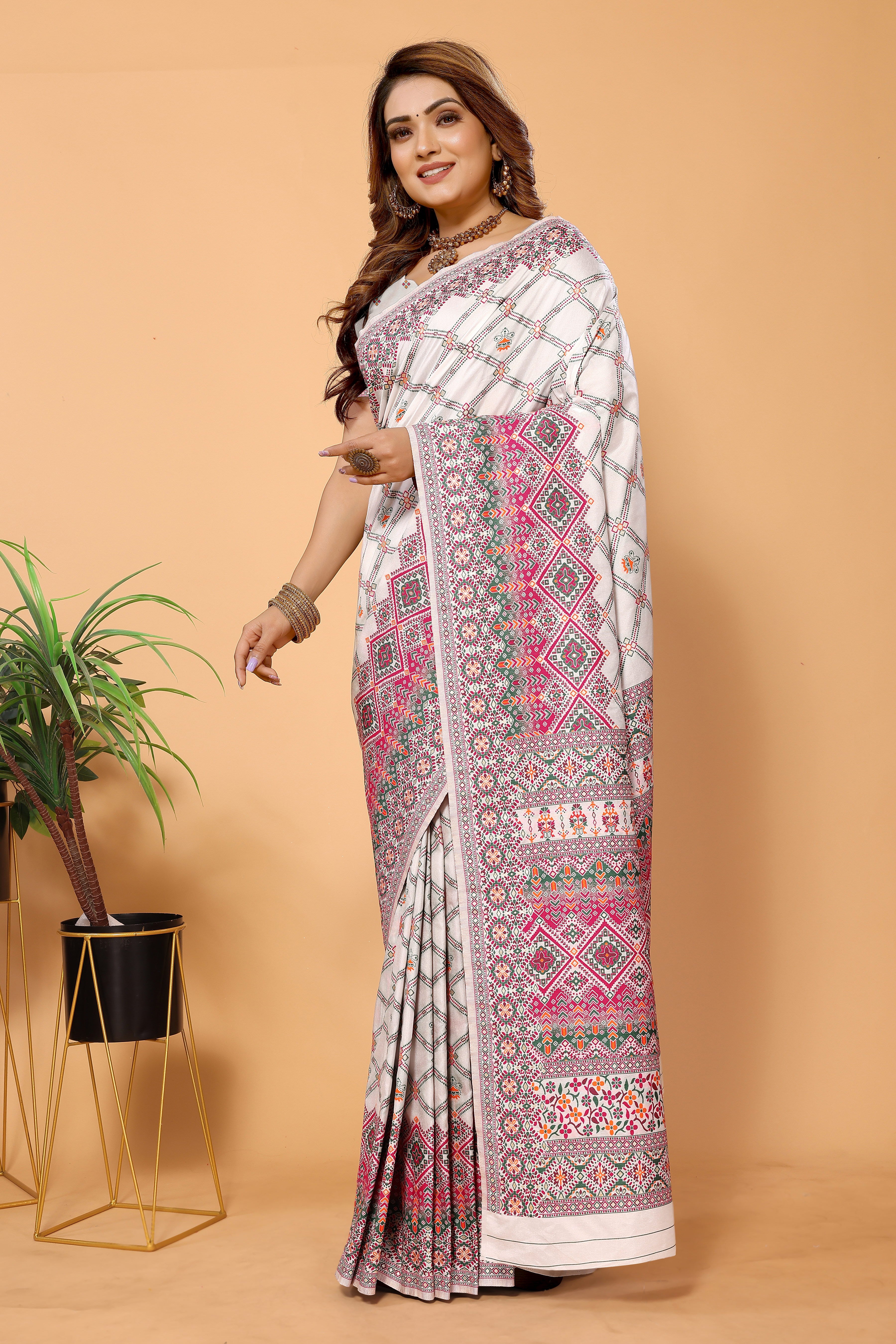 Elegant White & Maroon Pashmina Kashmiri Jacquard Silk Saree: Classic Sophistication