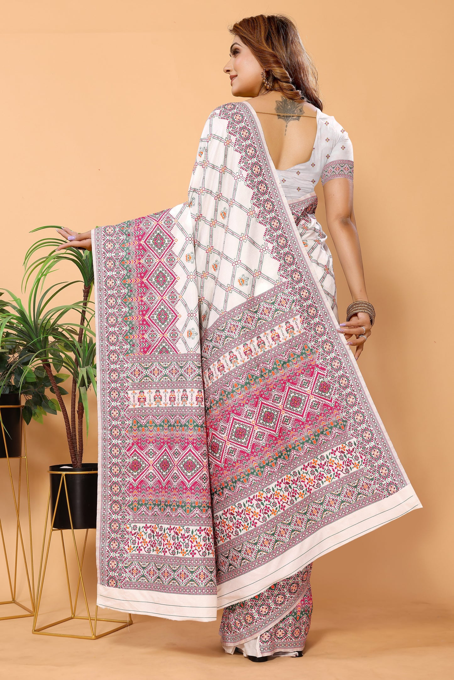 Elegant White & Maroon Pashmina Kashmiri Jacquard Silk Saree: Classic Sophistication